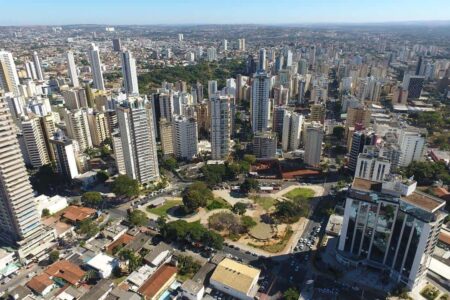 Imagem colorida e aérea mostra a cidade de Goiânia