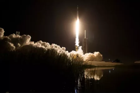 Foguete SpaceX Falcon 9 transportando a espaçonave Dragon é lançado na missão SpaceX Crew-8 da Nasa para a Estação Espacial Internacional (Foto: Nasa)