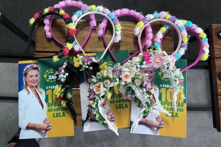 Bolsonaro Store: Tiaras de deputada são vendidas por R$ 100 em evento conservador Loja vende produtos relacionados ao ex-presidente