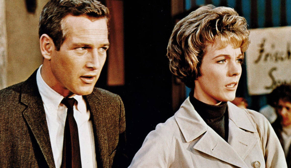 "Cortina Rasgada" possui alguns momentos eficientes como, por exemplo, a morte de um capanga alemão por Newman e uma dona de casa, onde eles colocam a cabeça do personagem dentro de um forno e ligam o gás para ele morrer sufucado; ou também a tensão presente na fuga final com Michael e Sarah tentando fugir da Alemanha Ocidental através de uma companhia de teatro. Estes são alguns momentos onde o filme entrega algum tipo de recompensa ao expectador, pois, infelizmente, a história está longe de ser uma das mais inspiradas e empolgantes da carreira de Hitchcock.