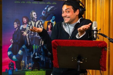 A Warner Bros. Pictures acaba de anunciar Eduardo Sterblitch como dublador do Beetlejuice no novo longa "Os Fantasmas Ainda se Divertem: Beetlejuice Beetlejuice", que chega aos cinemas brasileiros na primeira semana de setembro. O ator também deu vida ao personagem morto-vivo mais amado da cultura pop em "Beetlejuice – O Musical", adaptação brasileira do famoso musical da Broadway.