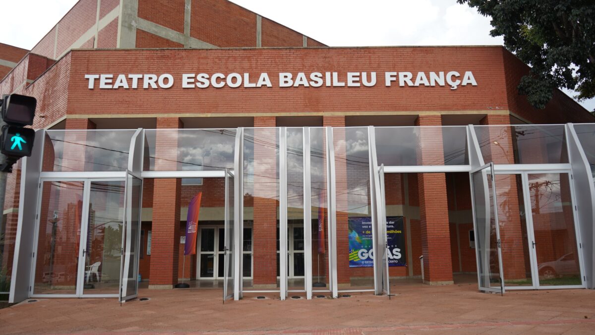 Imagem colorida mostra a entrada do Centro Escola Basileu França.