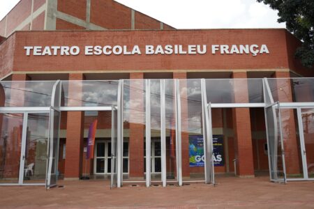 Imagem colorida mostra a entrada do Centro Escola Basileu França.