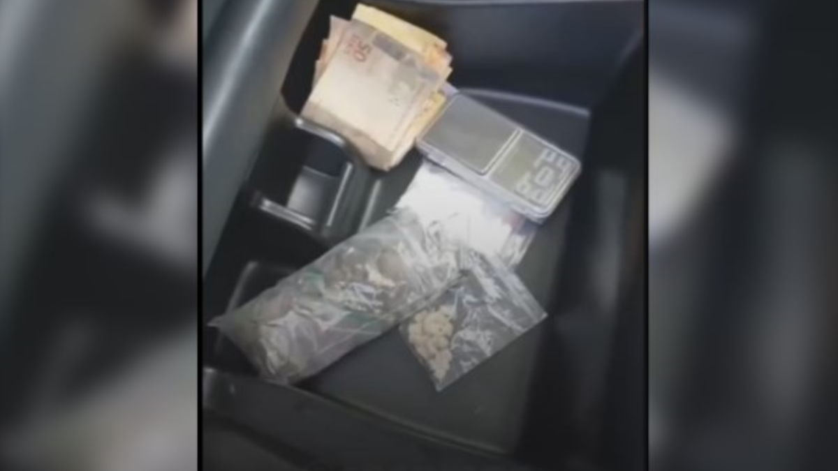 Drogas encontradas no banco do Jeep Renegade (Foto: Reprodução)