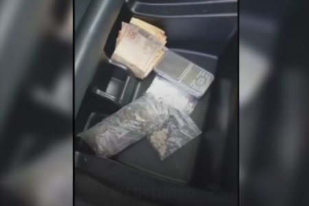 Drogas encontradas no banco do Jeep Renegade (Foto: Reprodução)