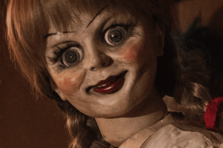 Incêndio na exposição da Warner no Rio destrói Annabelle original, itens de Harry Potter, Superman e Batman Sofá dos Friends nave de Rick & Morty