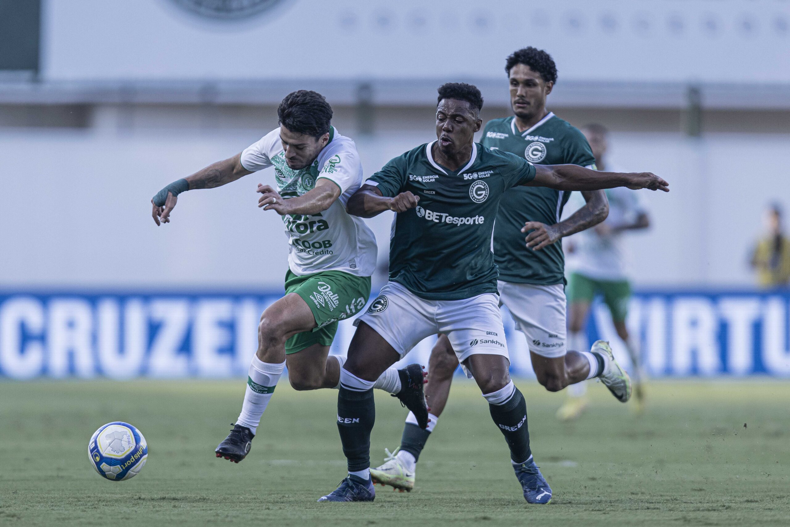 Goiás é derrotado pela Chapecoense, perde a invencibilidade em casa e a chance de voltar ao G-4