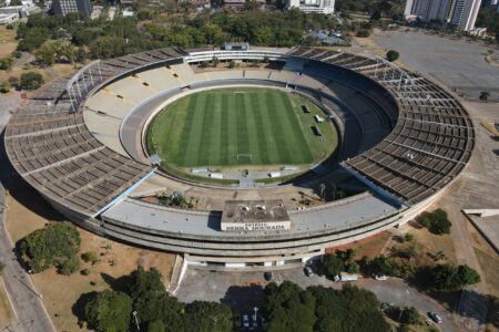 Imagem colorida aérea mostra o estádio Serra Dourada
