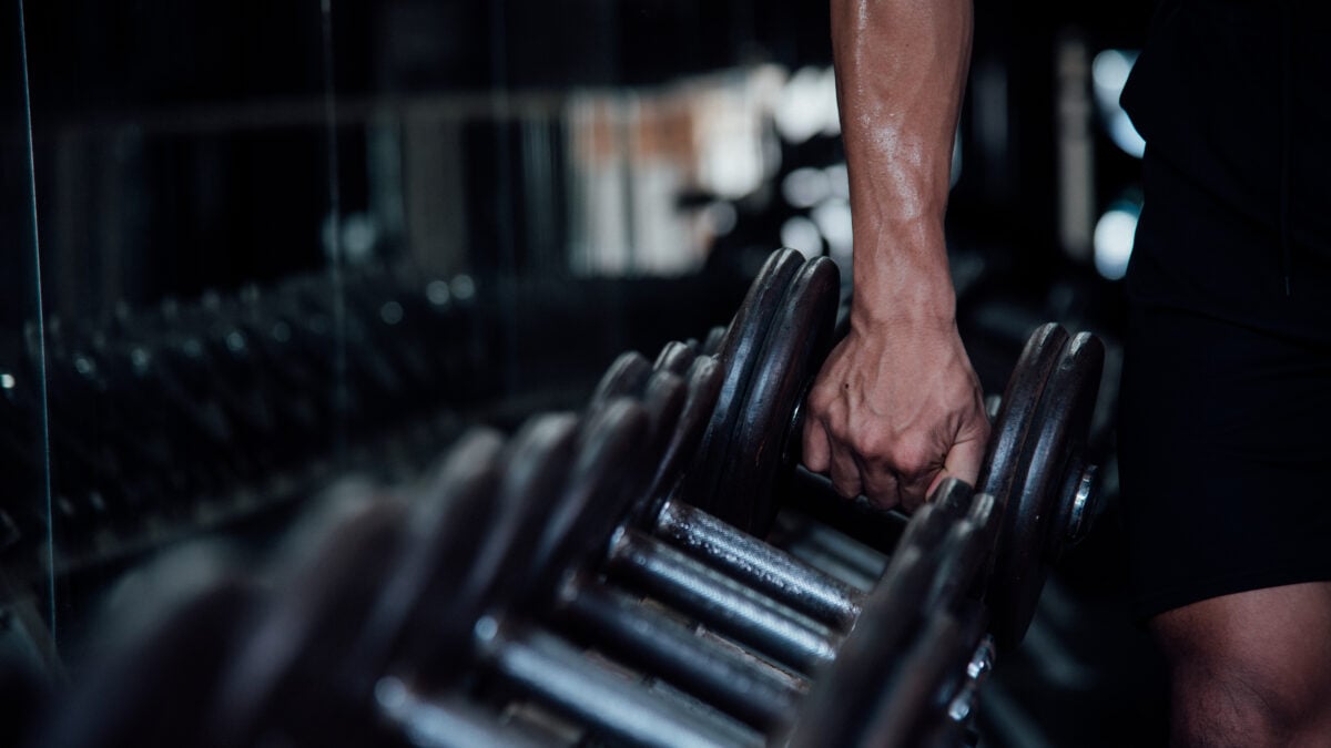 Braço masculino levanta haltere de academia (Foto: Jcomp/Freepik)