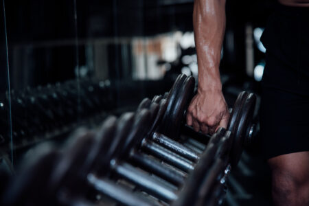 Braço masculino levanta haltere de academia (Foto: Jcomp/Freepik)