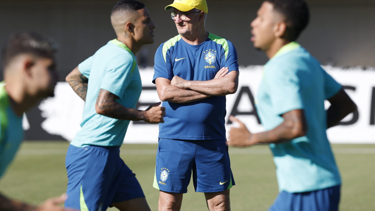 Dorival Júnior observando treino da Seleção