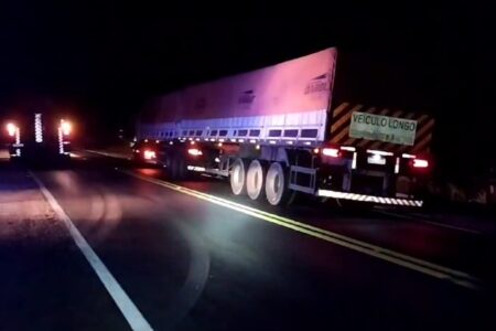 Imagem colorida mostra caminhão bitrem parado em abordagem da PRF na BR-153. Motorista bêbado foi denunciado por fazer zigue-zague na pista (Foto: PRF)