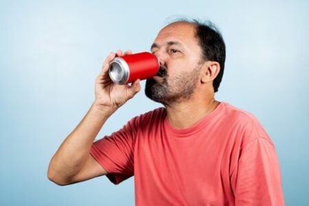 Beber refrigerante pode impactar o tamanho dos testículos Estudos anteriores já haviam sugerido uma associação semelhante