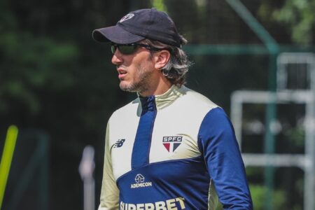 Luis Zubeldía comandando treino no São Paulo