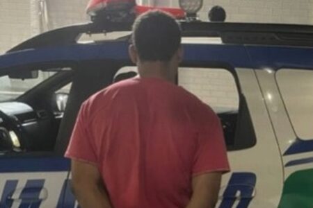 Traficante é preso com arma de fogo e munições em Trindade Segundo polícia militar, jovem estava com porções de crack