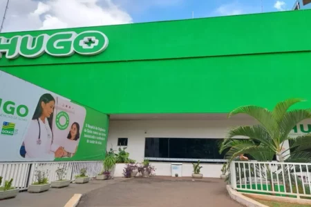 Imagem colorida mostra a entrada do Hospital de Urgências de Goiânia.