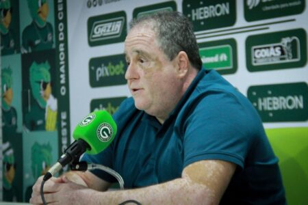 Edminho Pinheiro na sala de imprensa do estádio Hailé Pinheiro