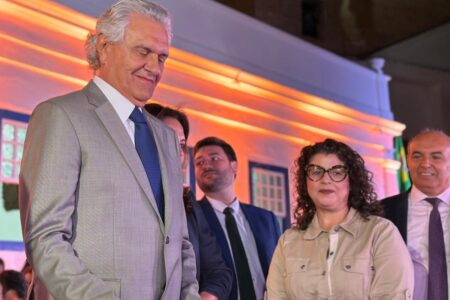 Governador Ronaldo Caiado e secretária Andréa Vulcanis na cidade de Goiás (Foto: Governo de Goiás)