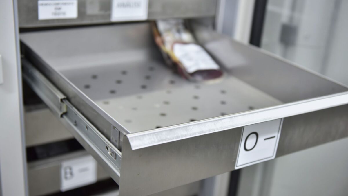 Imagem colorida mostra uma gaveta de metal com somente uma bolsa de sangue