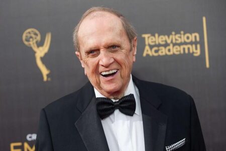 Bob Newhart, ator e conhecido como o comediante gentil, mas fortemente satírico, cujas séries de TV “The Bob Newhart Show” e “Newhart” foram grandes sucessos nas décadas de 1970 e 1980, morreu quinta-feira em Los Angeles. Ele tinha 94 anos.