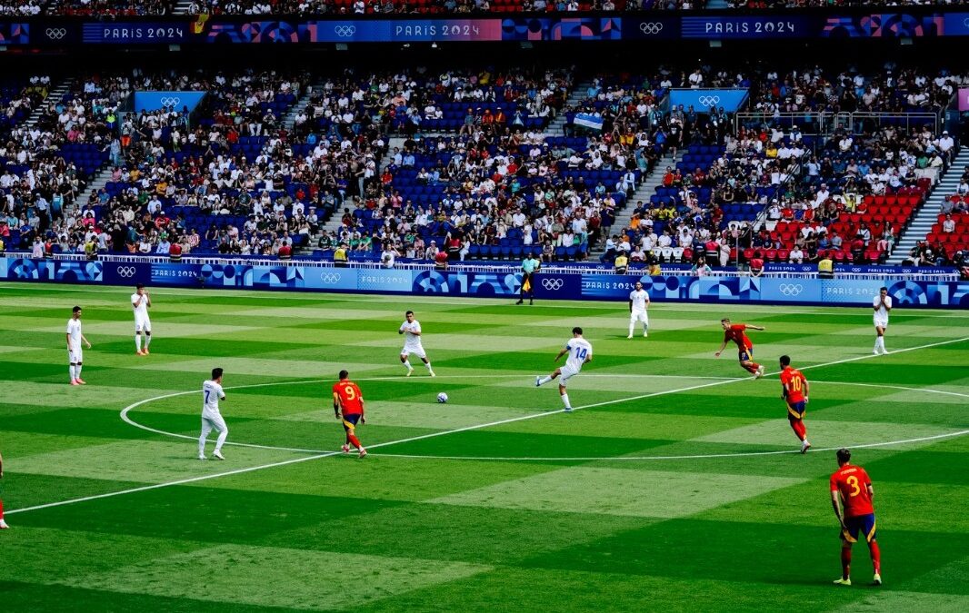 Uzbequistão e Espanha jogando em Paris 2024