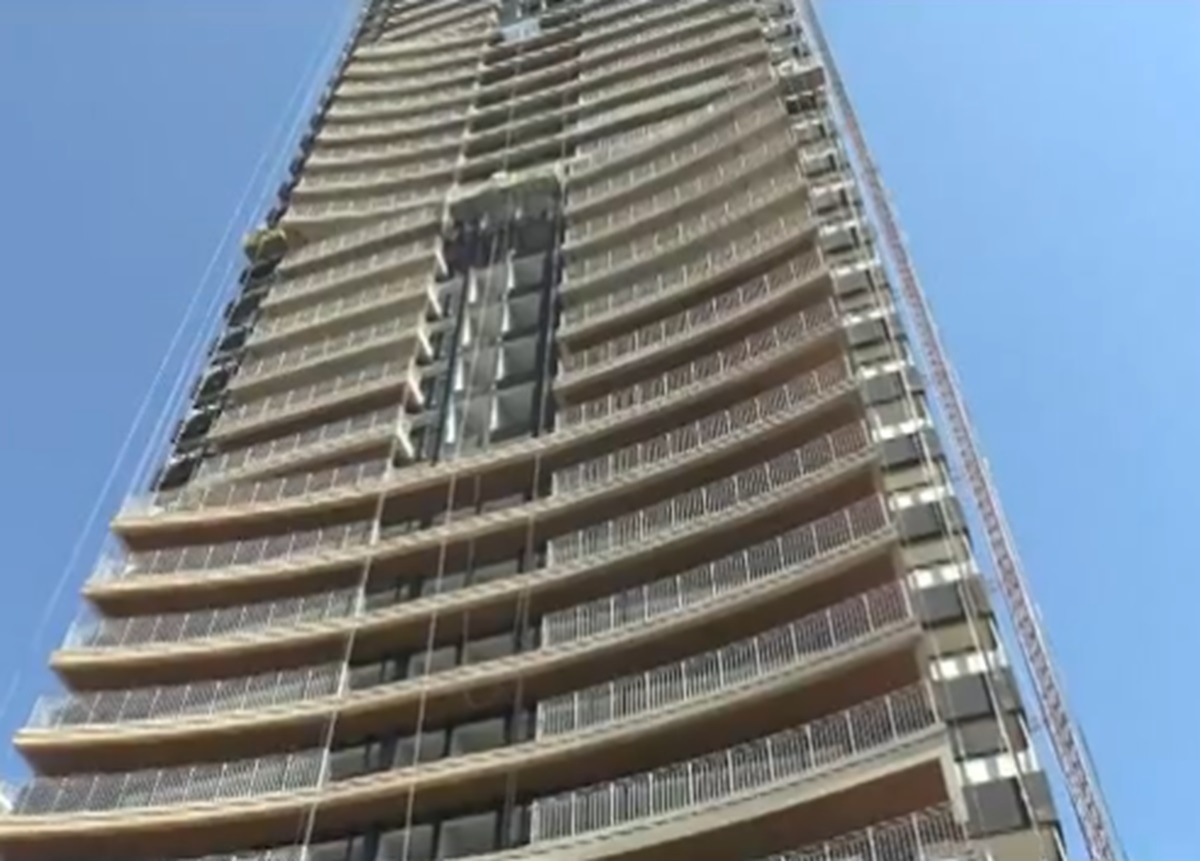 Pedaço de ferro de obra cai do 30º andar em cima de carro em Goiânia