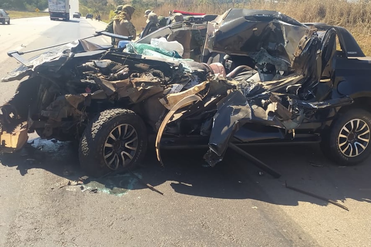 Goiás: caminhonete bate na traseira de caminhão e condutor fica gravemente ferido na BR-060