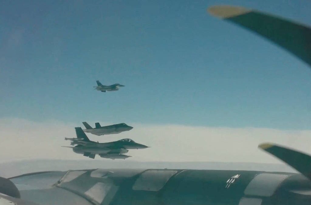 Caças dos EUA e Canadá acompanham bombardeiros