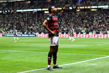 Carlinhos comemorando gol marcado contra o Atlético-MG