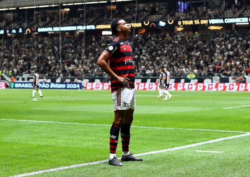 Carlinhos comemorando gol marcado contra o Atlético-MG