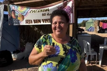 Mulher que vende comida no Araguaia há oito anos faz apelo a turistas: "lixo é no lixo" "Tem que zelar, é patrimônio nosso", diz visitante do Rio Araguaia há oito anos Semad sacos de lixo para usar em sua barraca