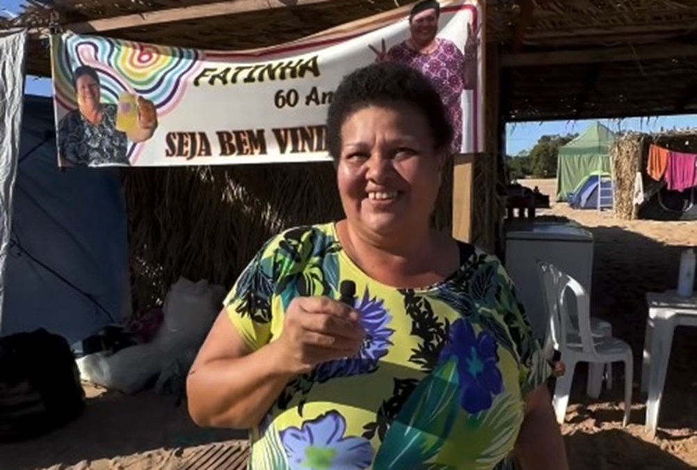 Mulher que vende comida no Araguaia há oito anos faz apelo a turistas: “lixo é no lixo”