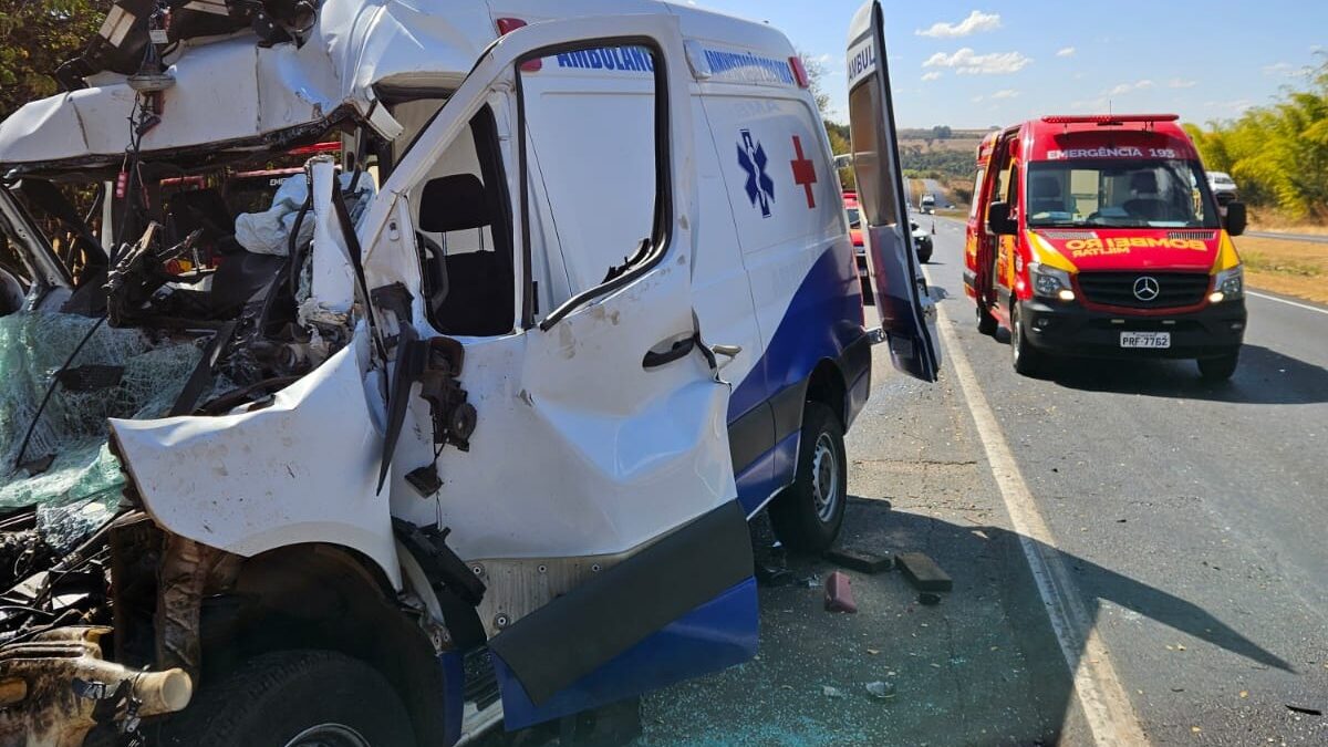 Duas pessoas morrem após ambulância colidir na traseira de caminhão na BR-153 em Goiatuba