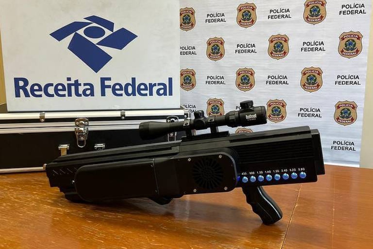 Polícia Federal e Receita prendem homem que tentou retirar fuzil antidrone nos Correios