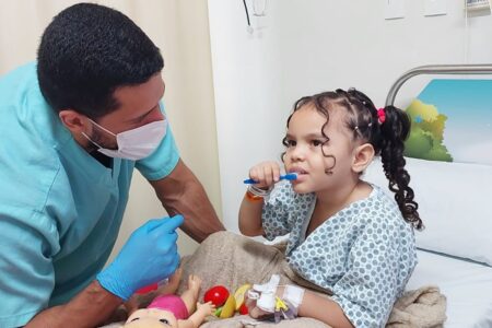 Crianças internadas no HMAP recebem acompanhamento integral de odontopediatria