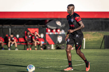 Zagueiro Marcão em ação no treino do Atlético Goianiense