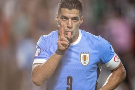 Luis Suárez comemorando gol pelo Uruguai