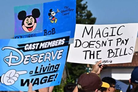 Trabalhadores da Disneylândia erguem cartazes em protesto por melhores salários na Califórnia