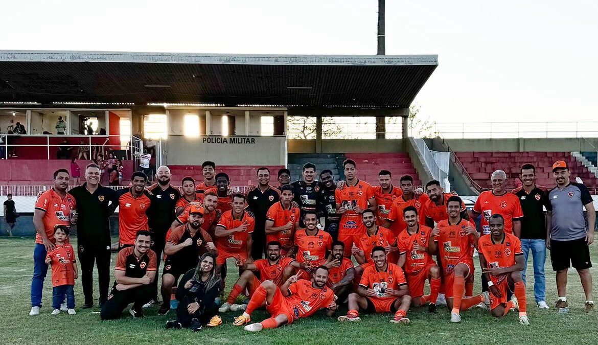 Elenco do Abecat comemorando a vitória