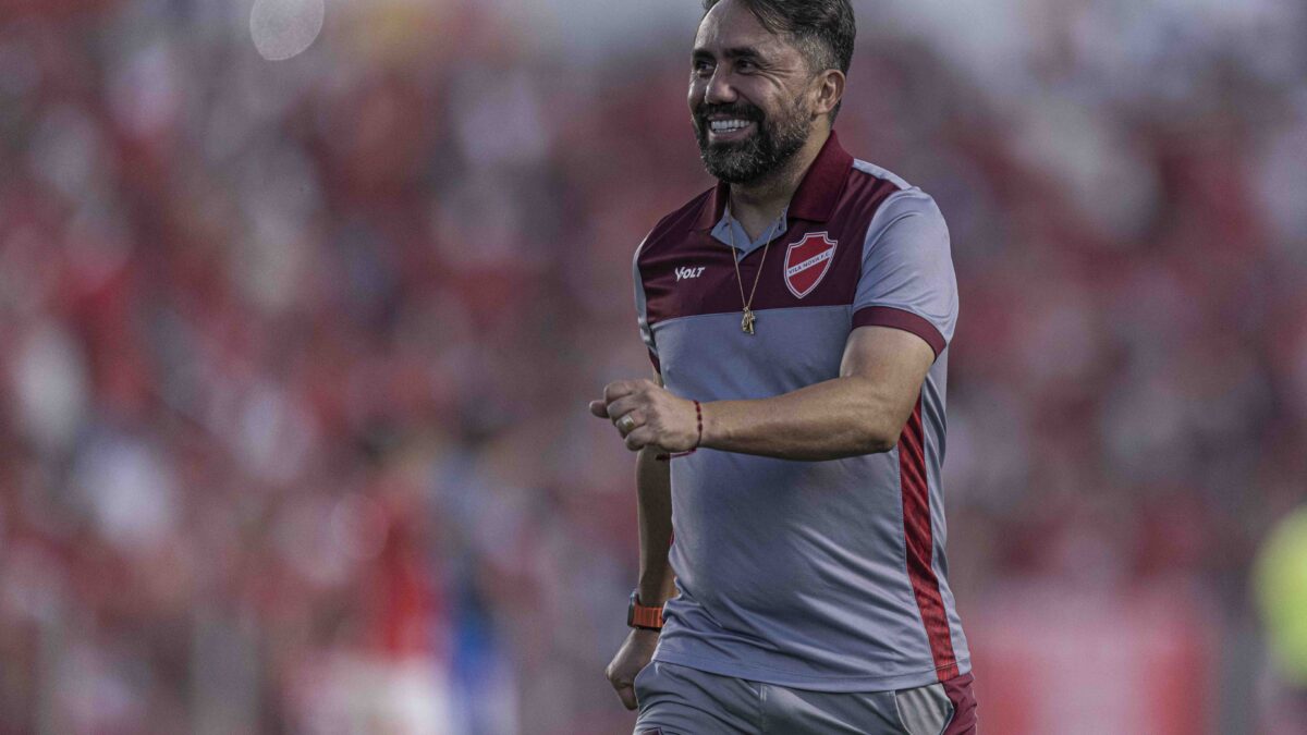 Luizinho Lopes sorrindo após vitória do Vila Nova