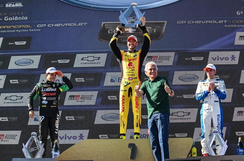 Gabriel Casagrande com o troféu da Stock Car após vitória