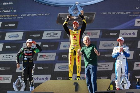 Gabriel Casagrande com o troféu da Stock Car após vitória