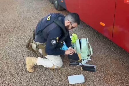 PRF encontra 3 kg de cocaína em mala de passageira de ônibus, em Jataí