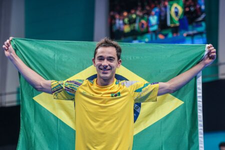 Hugo Calderano com a bandeira do Brasil