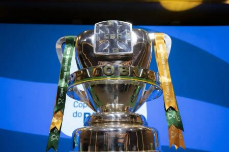 Troféu da Copa do Brasil em exposição