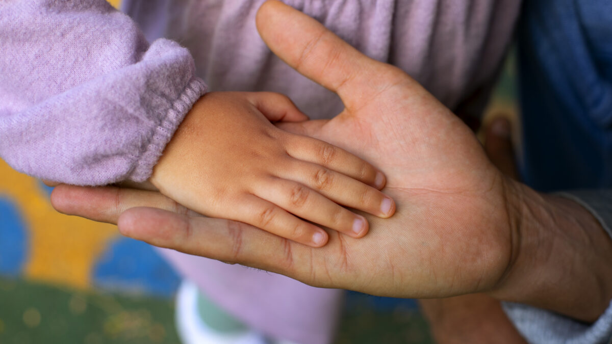 Casal homoafetivo consegua adoção (Foto: Pixabay)