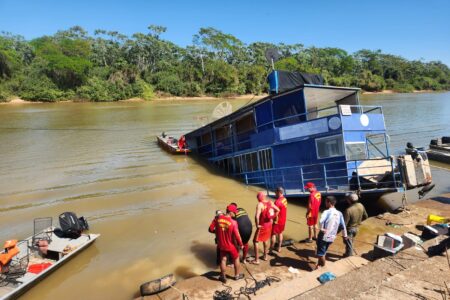 Barco-hotel que pertencia a mané de oliveira afunda no Rio Araguaia