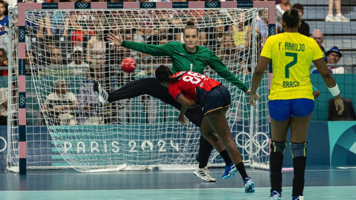 Goleira Gabi em ação pelo Brasil