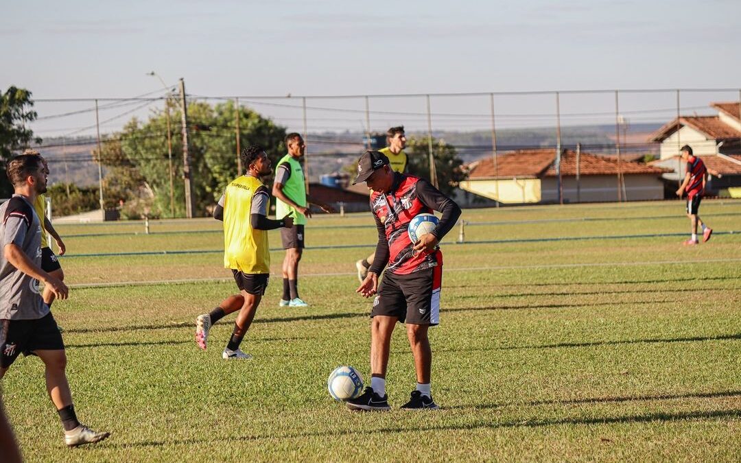 Hemerson Maria comandando treino do Anápolis