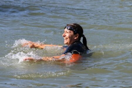 No início, ela remou e depois nadou com o rosto na água Olimpíadas: prefeita de Paris nada no Sena para provar pureza da água